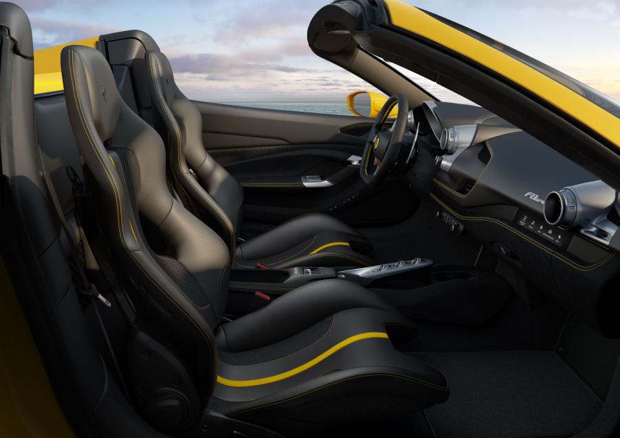 Интерьер Ferrari F8 Spider 2019 года  (фото 2 из 30)